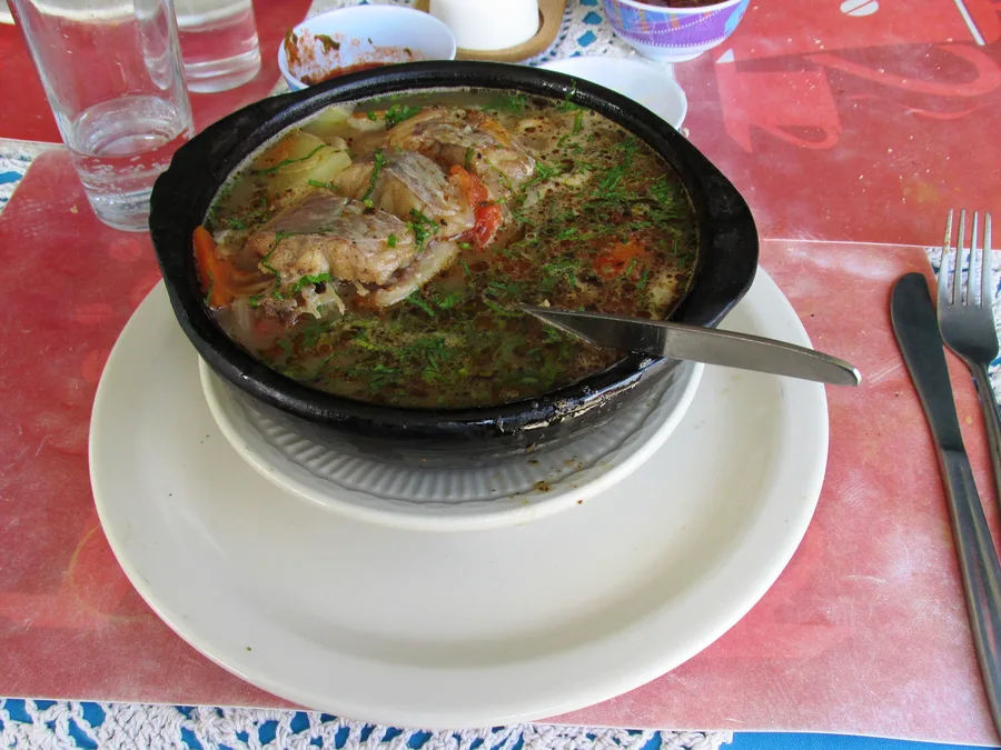 Caldillo de congrio servido en olla de greda