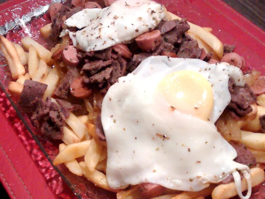 Chorrillana con papas fritas, carne, cebolla y huevo frito