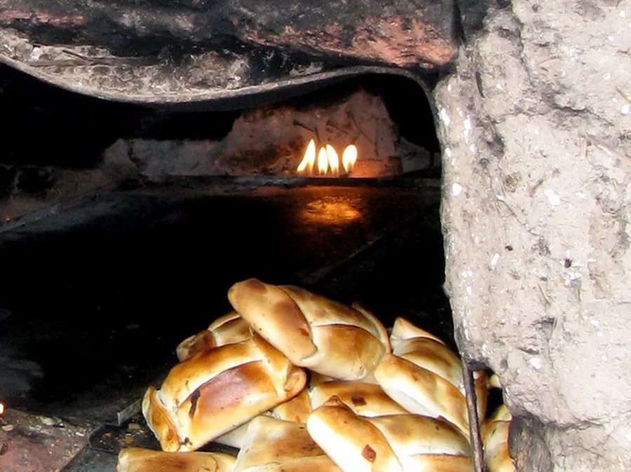 Empanadas de pino recién salidas del horno de barro